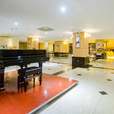Esperado Lake View Hotel Янгон Экстерьер фото