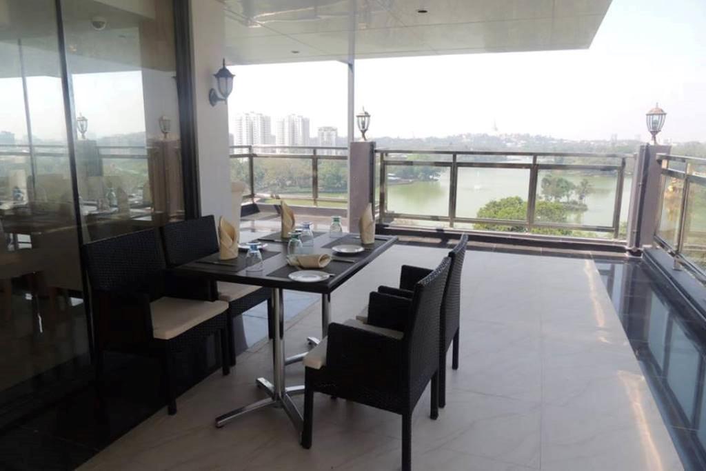 Esperado Lake View Hotel Янгон Экстерьер фото