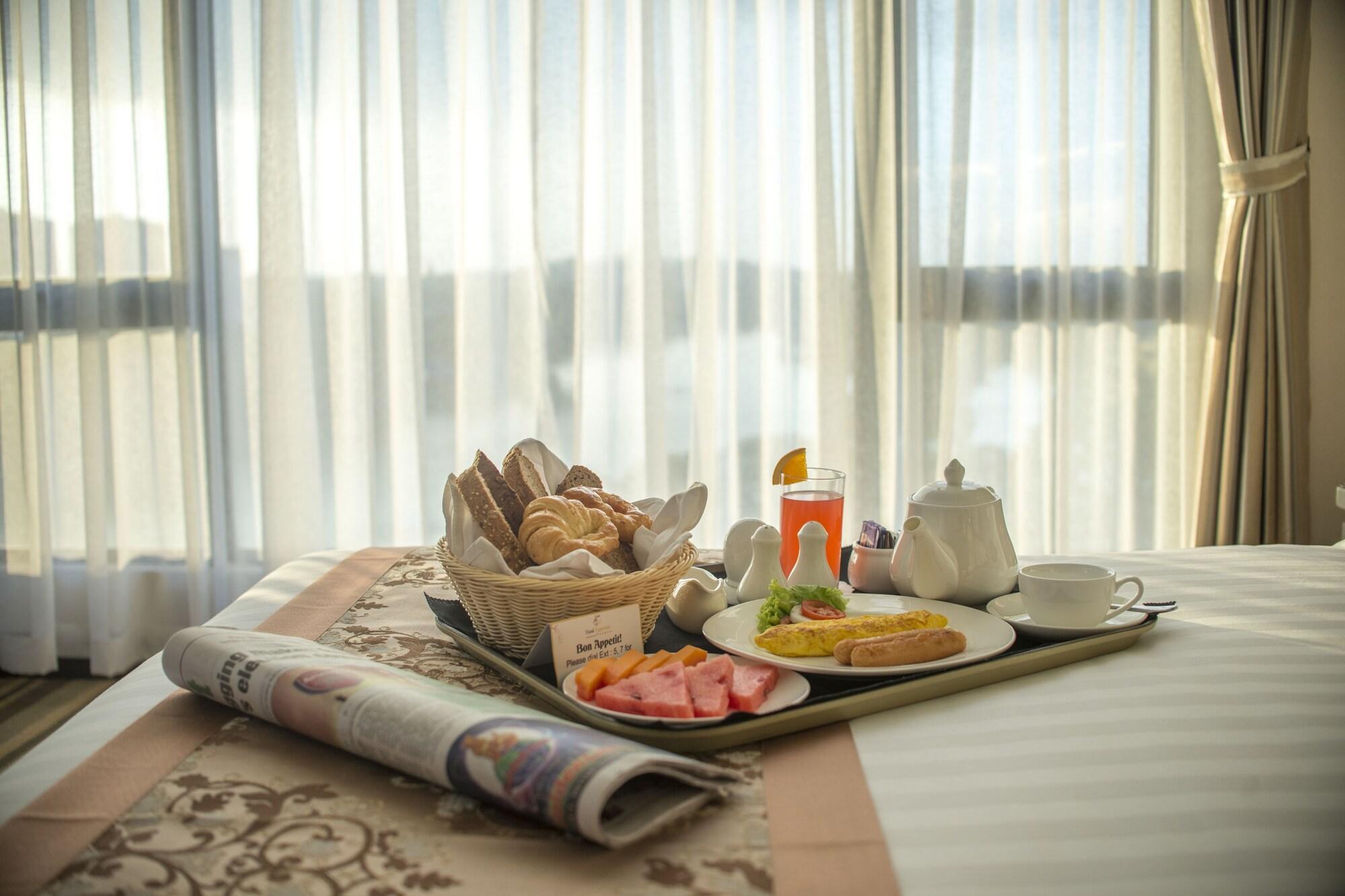 Esperado Lake View Hotel Янгон Экстерьер фото