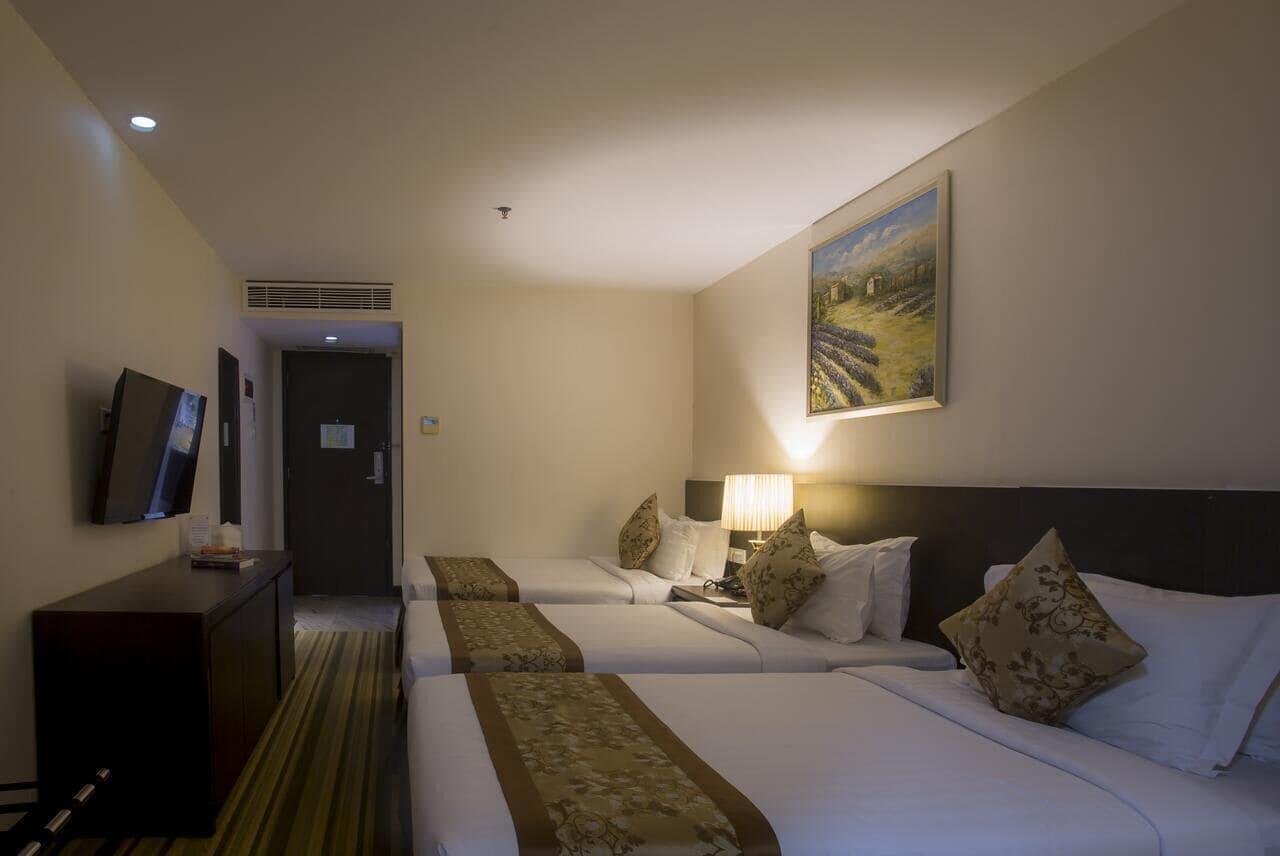 Esperado Lake View Hotel Янгон Экстерьер фото
