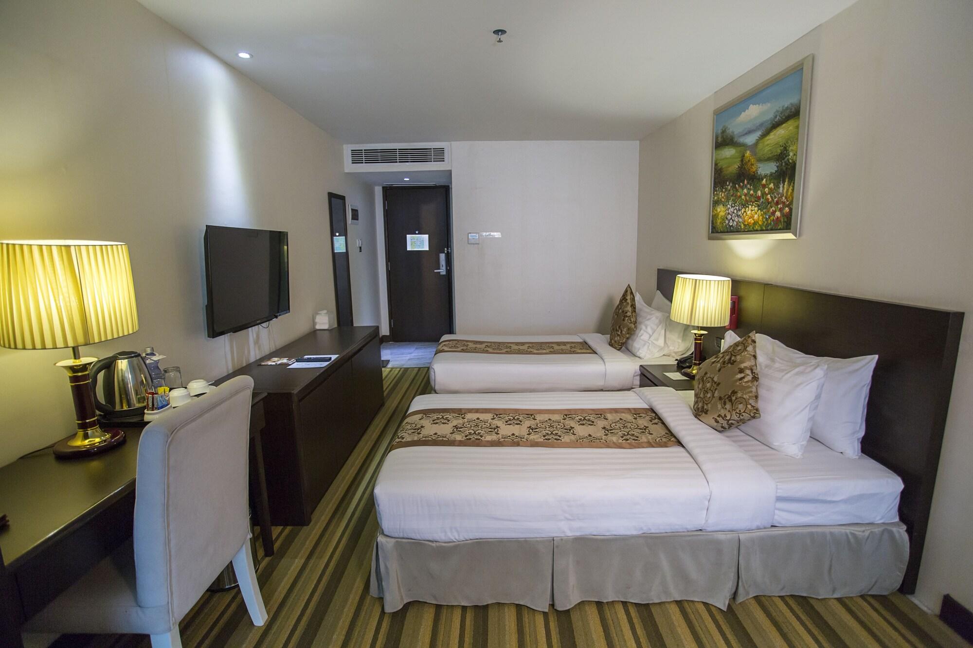 Esperado Lake View Hotel Янгон Экстерьер фото