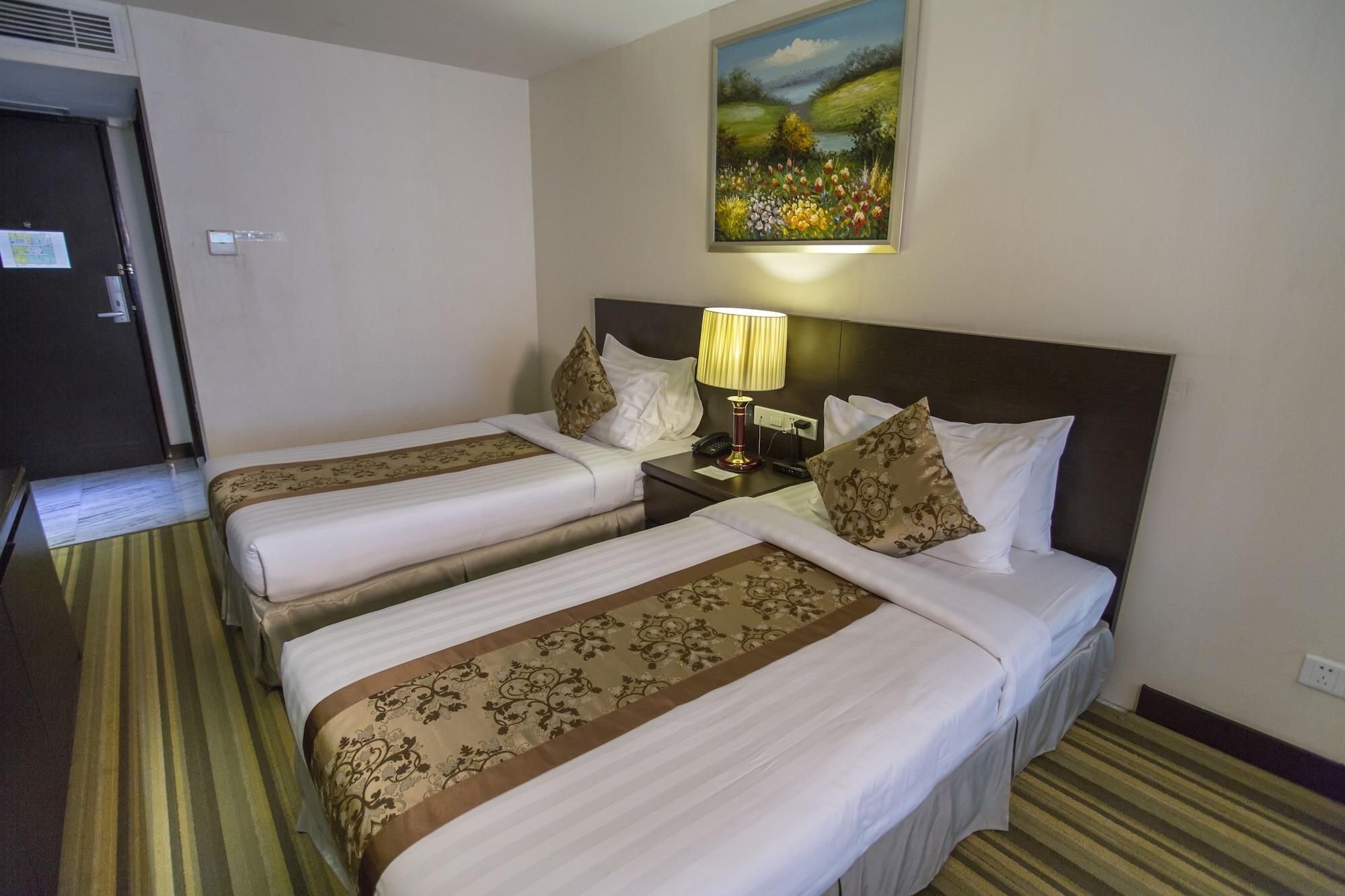 Esperado Lake View Hotel Янгон Экстерьер фото