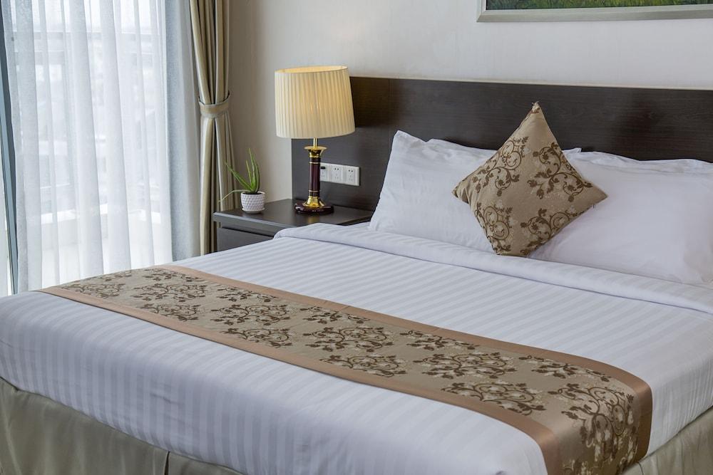 Esperado Lake View Hotel Янгон Экстерьер фото
