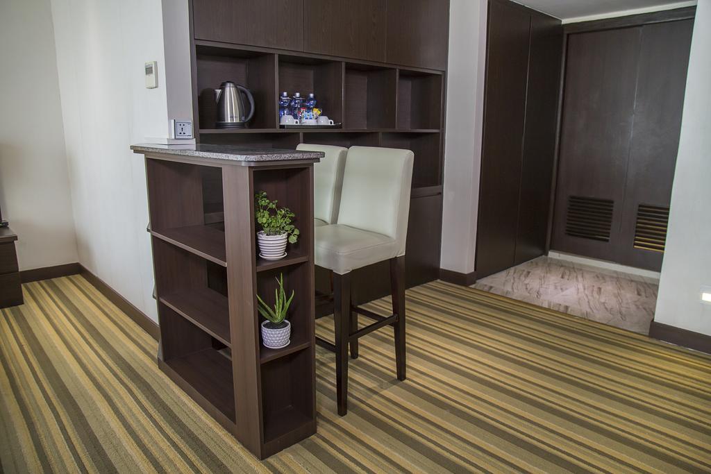 Esperado Lake View Hotel Янгон Экстерьер фото