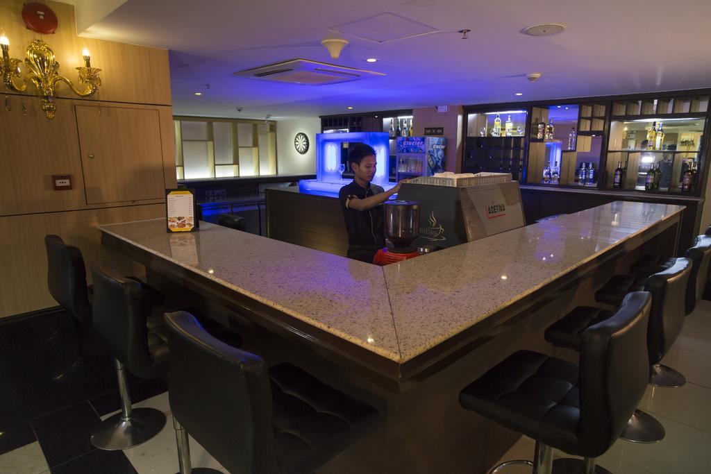 Esperado Lake View Hotel Янгон Экстерьер фото