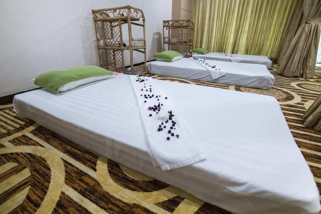 Esperado Lake View Hotel Янгон Экстерьер фото