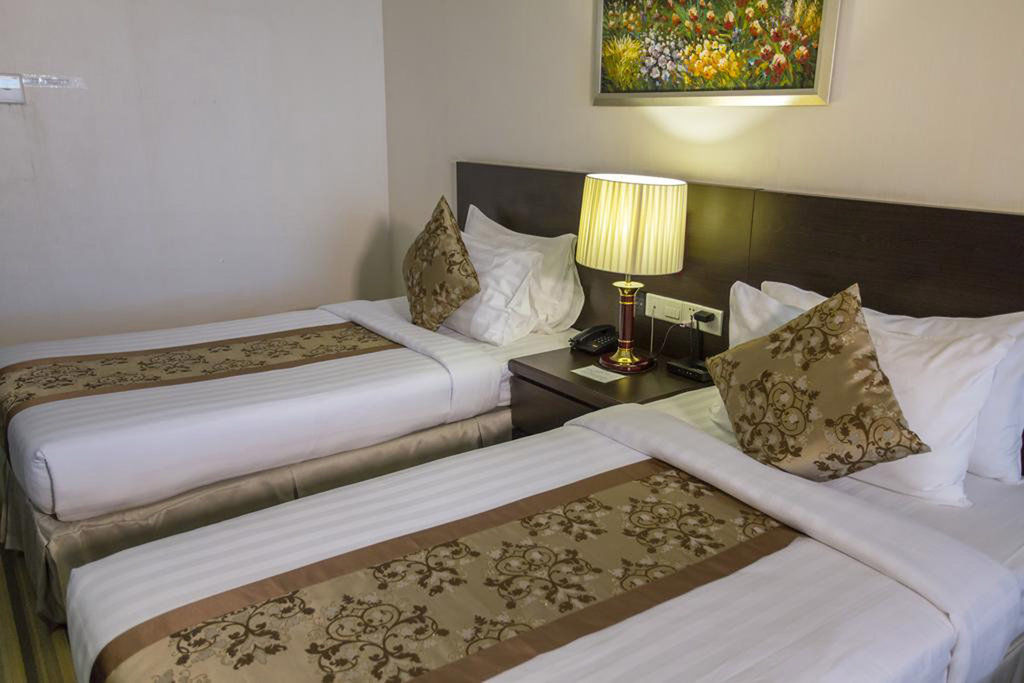 Esperado Lake View Hotel Янгон Экстерьер фото