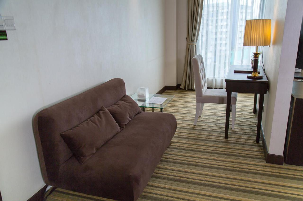 Esperado Lake View Hotel Янгон Экстерьер фото