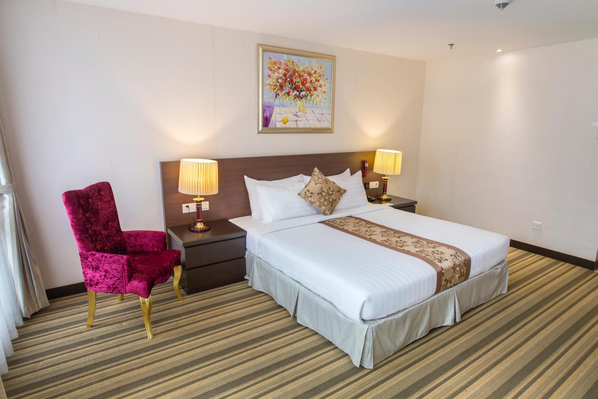 Esperado Lake View Hotel Янгон Экстерьер фото