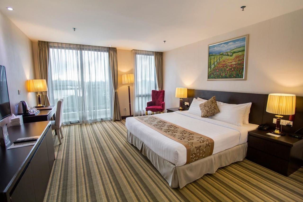 Esperado Lake View Hotel Янгон Экстерьер фото