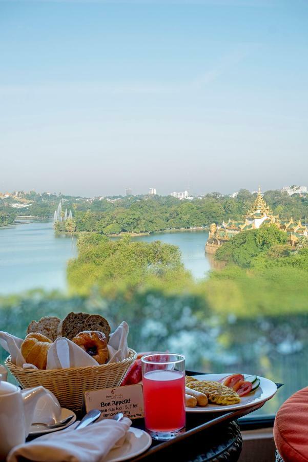 Esperado Lake View Hotel Янгон Экстерьер фото