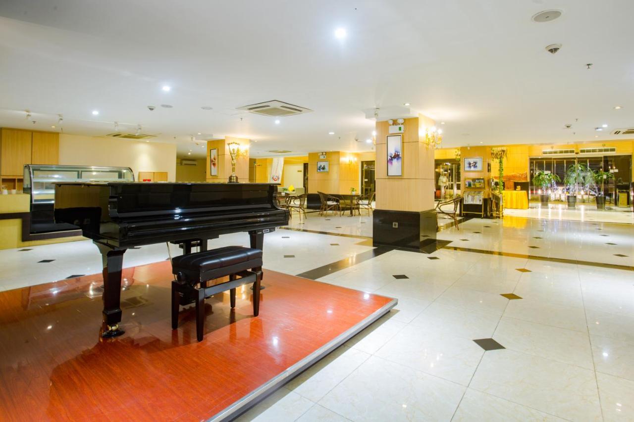 Esperado Lake View Hotel Янгон Экстерьер фото