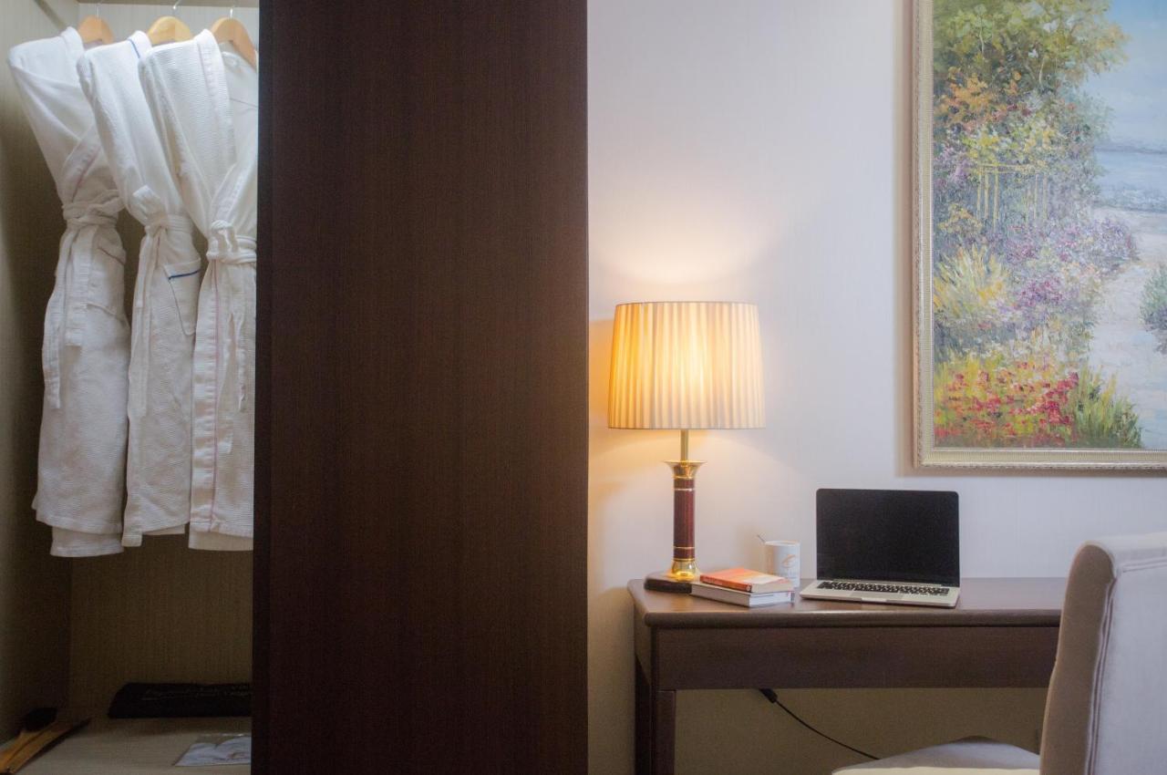 Esperado Lake View Hotel Янгон Экстерьер фото